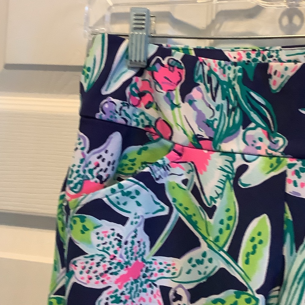 Lilly Pulitzer Navy and Pink Floral Leggings Fairway Performance, sway this way, - Picture 3 of 10